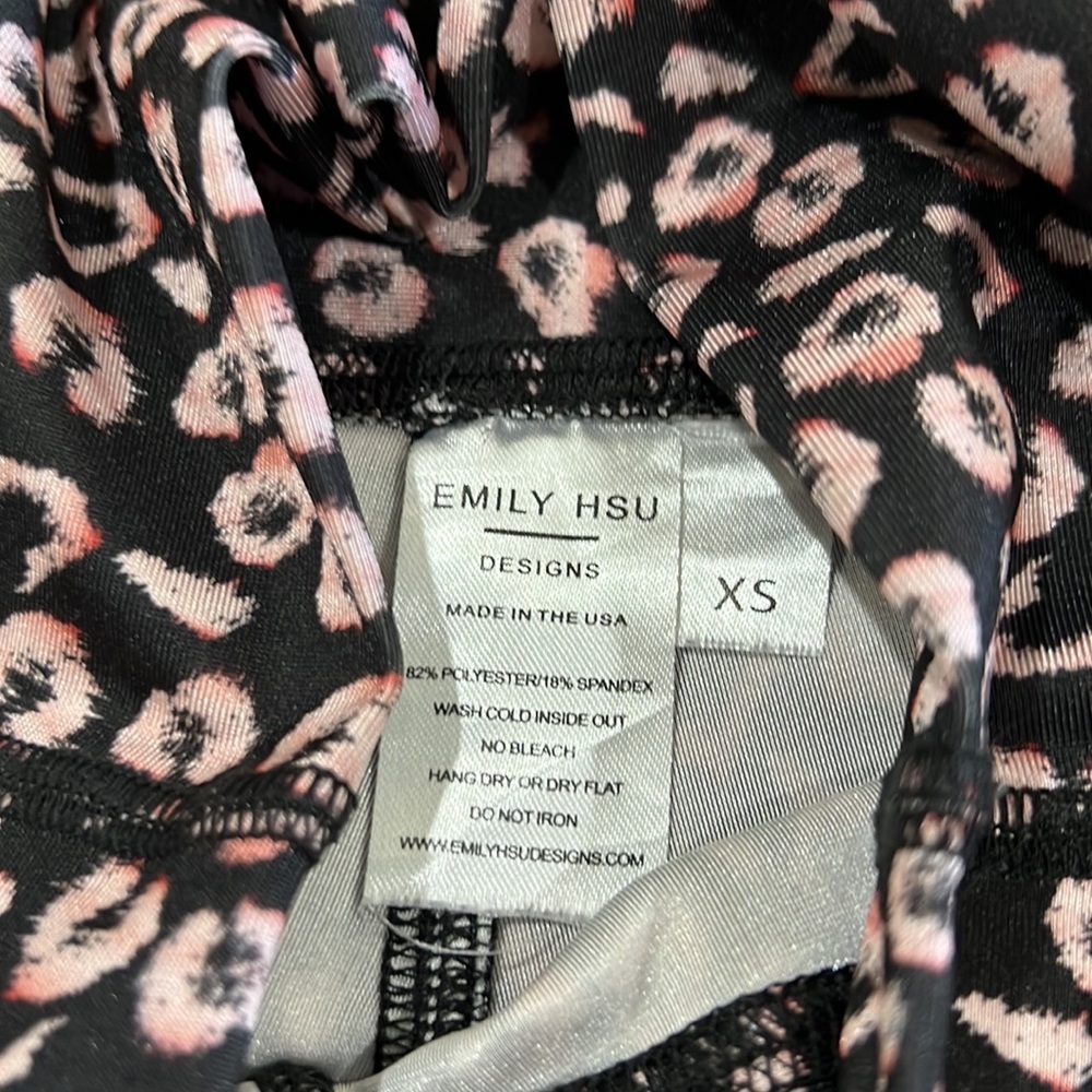 Emily Hsu Designs leggings & sports bra. Leggings size xs Sports bra, size s. - Picture 6 of 11